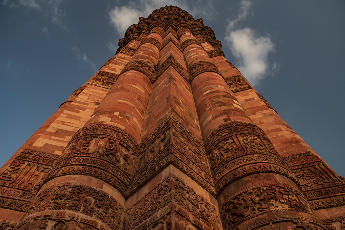 Lookng up at the Qutub Minar